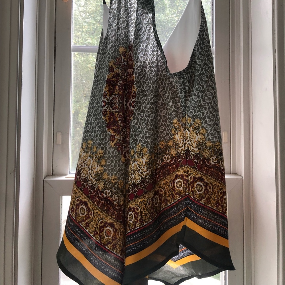 Flowy Triangle Tank - Picture 2 of 2